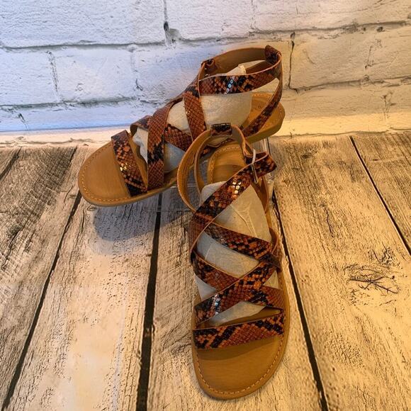 NEW DIRECTIONS Women’s NWOT Greeway Gladiator Snake Print Sandals / Size: 6.5M - Picture 1 of 10